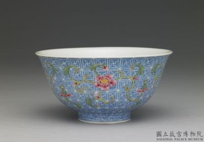 图片[2]-Tea bowl with floral scroll on a carved blue ground in falangcai painted enamels, Qianlong reign (1736-1795), Qing dynasty-China Archive